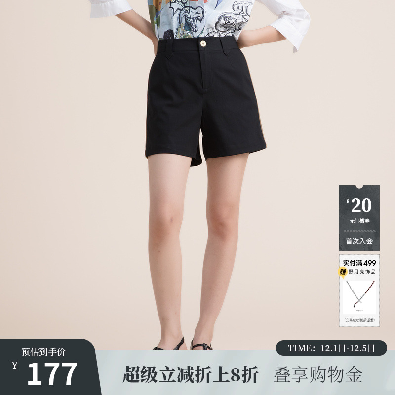 宽松版型，面料柔软舒适，侧缝撞色条纹