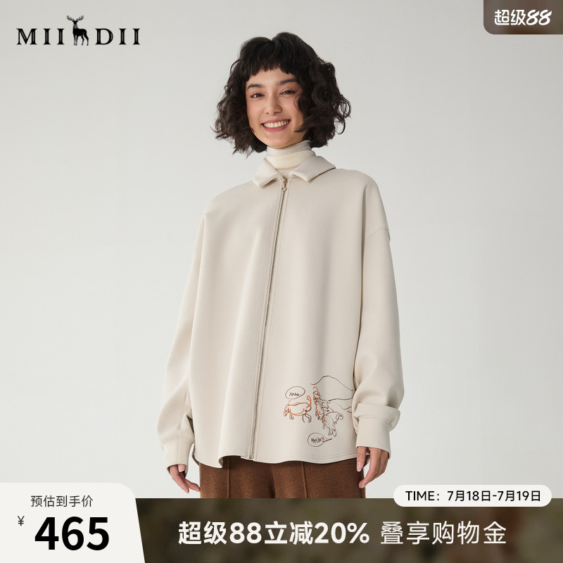 整体版型挺阔有型，松弛有度，主题感印花