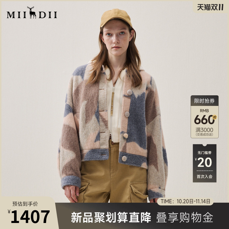 羊毛蓬松温暖,无领百搭,复古印花里布。