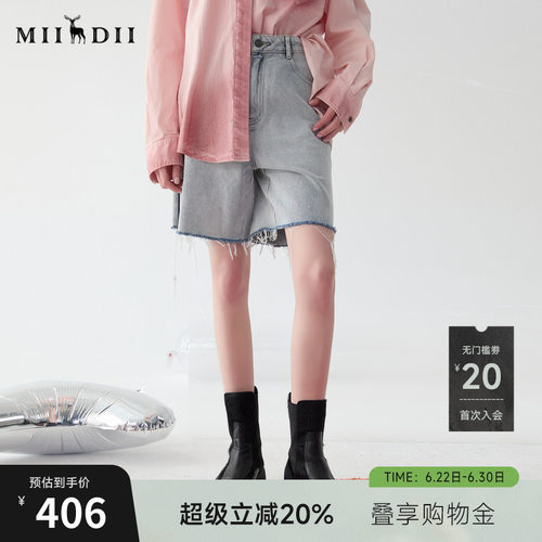 牛仔短裤，特殊洗水处理做出条纹装饰效果