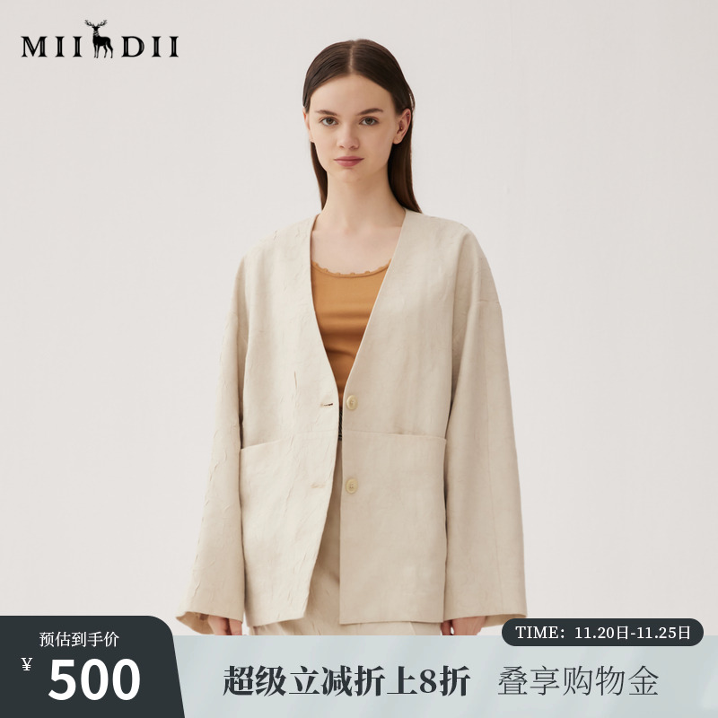 宽松无领西装，整体简洁，随性松弛