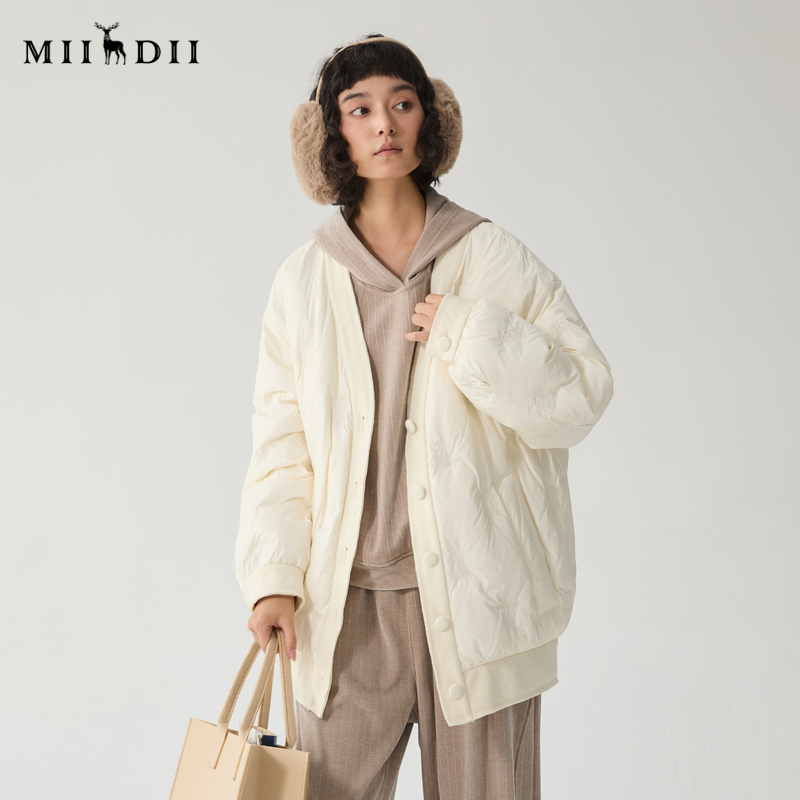 当下时髦无领羽绒廓形，布面刺绣土拨鼠图案