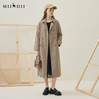 谜底细格纹风衣女士2025春新款复古翻领宽松双排扣外套257ME7301