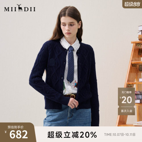 H型廓形，100%羊毛，保暖舒适，提花绣花。