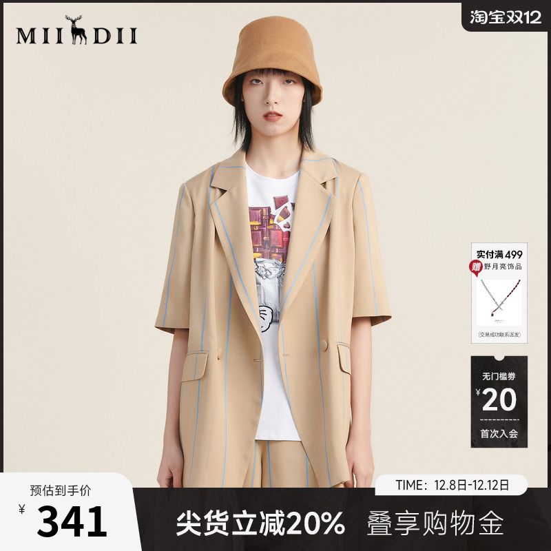 宽松版型，挺括垫肩设计，细腻条纹装饰