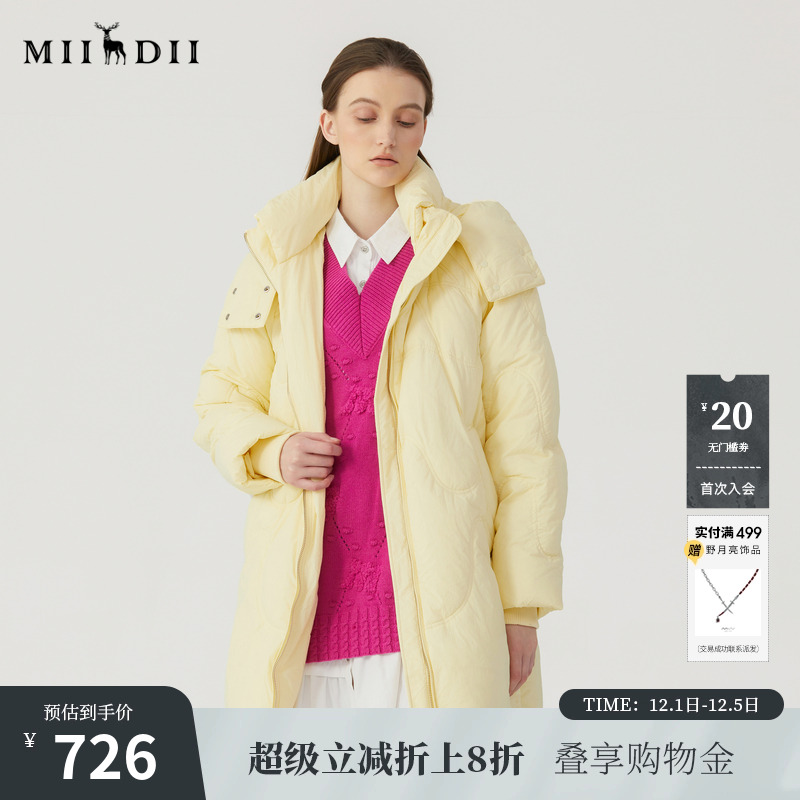 款式简洁、包容性强，圆弧形压线具有特色