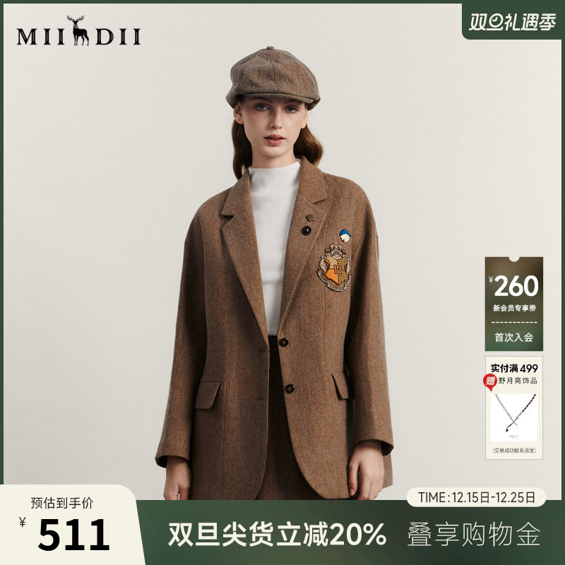 廓形微宽松，时髦、包容性强。