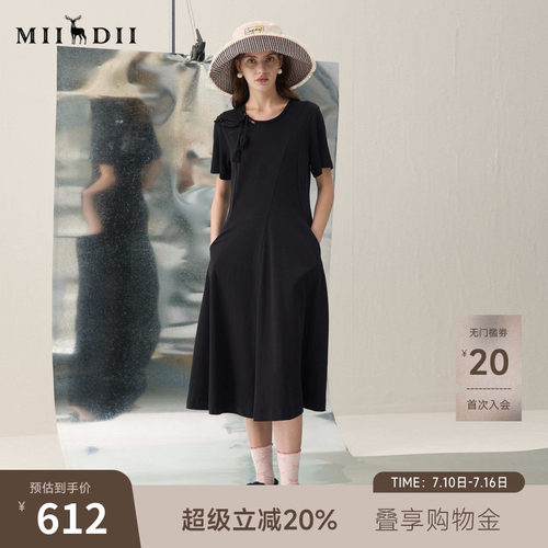 自然收腰连衣裙，不规则分割设计，修饰身形