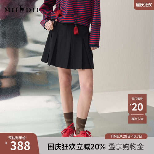 立体百褶，A字廓形，利落复古。