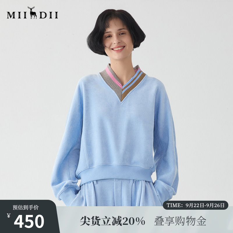 休闲中带时尚感，解构拼接撞色罗纹领设计