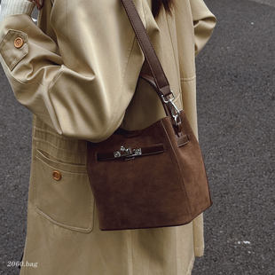 百搭麂皮绒复古简约水桶包包2026新款时尚潮当季爆款女单肩斜跨包