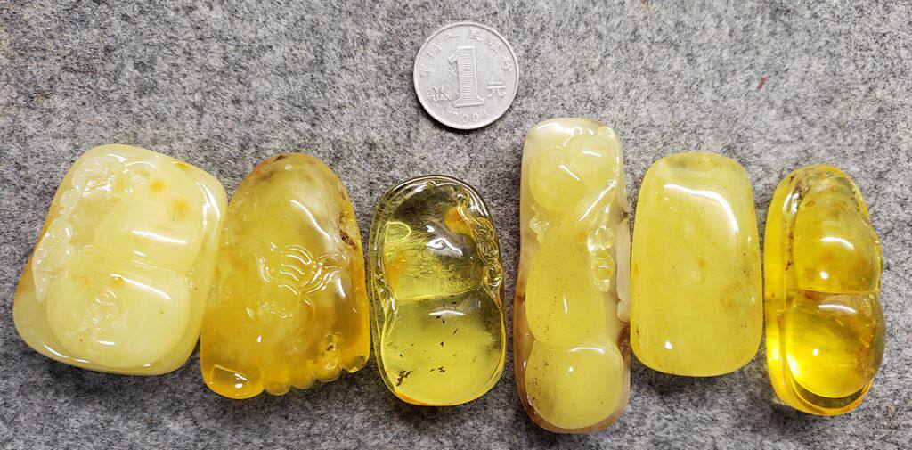 瑕疵品 蜜蜡 雕件 吊坠 尺寸见对比图 克价10元左右