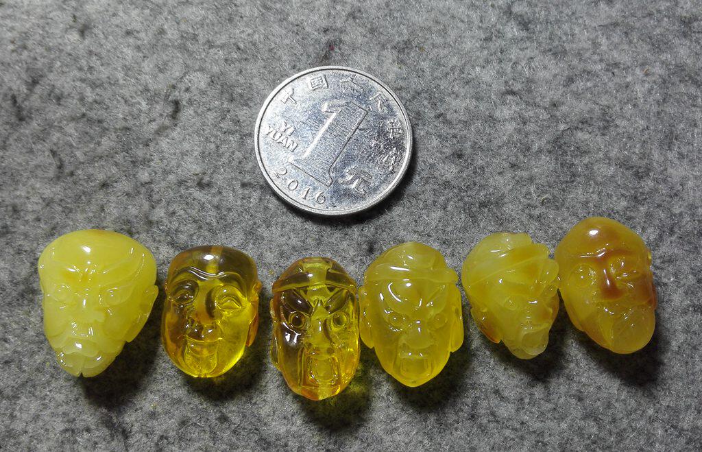 蜜蜡 金珀 罗汉 小雕件 背云 地主佛头 尺寸见对比图 Z33