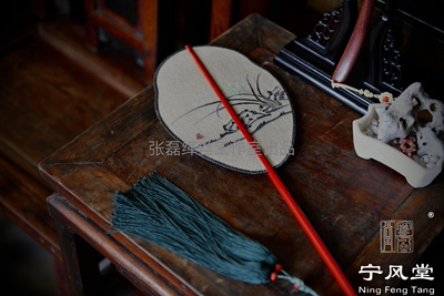 缂丝扇子2022夏季新款朱漆竹柄水墨兰花图小号团扇直径24厘米长柄