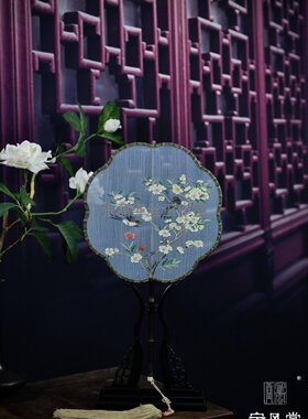 蓝色彩金稀底双燕嬉戏图缂丝团扇