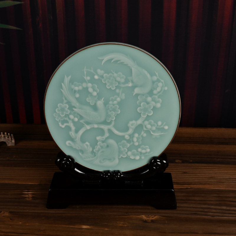 精品青瓷手工雕刻龙年玉璧