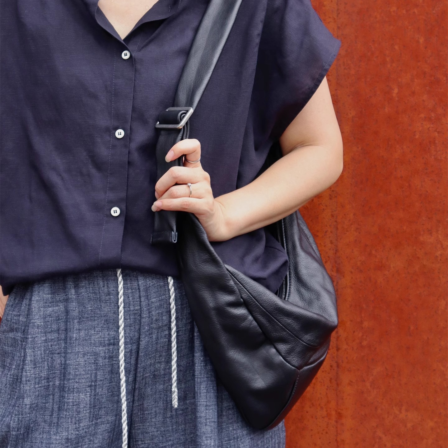 头层牛皮极简风可调节斜挎单肩包