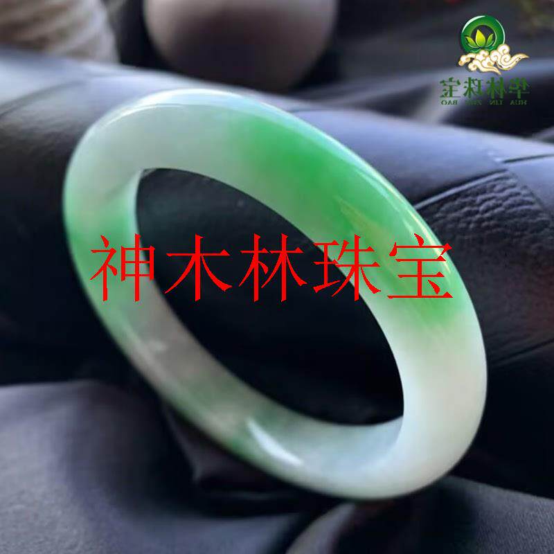 缅甸冰种牛奶底油青翡翠色手镯辣阳绿飘花玉镯子贵妃美人镯送礼物