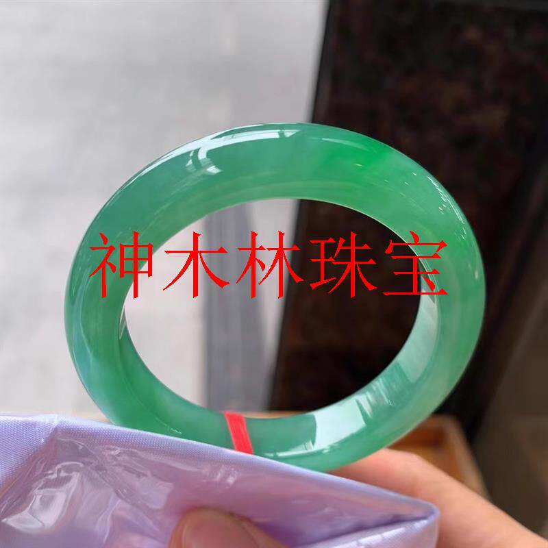 缅甸满色阳绿玉手镯冰种翡翠色正圈圆条贵妃镯清透水润百搭感女款