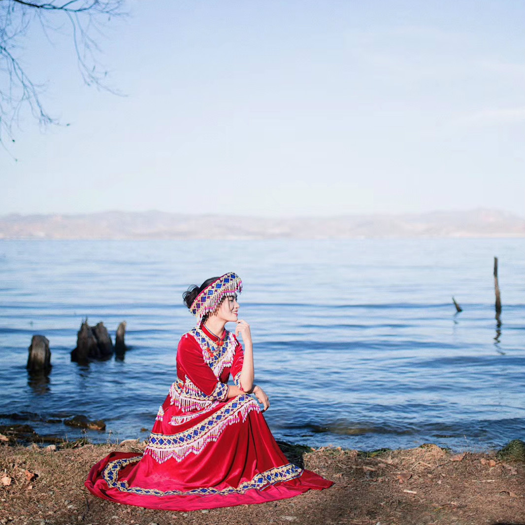 云南丽江傈僳族舞台礼服