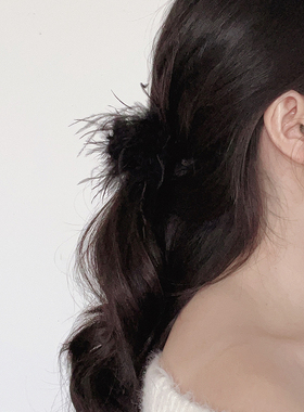 黑色羽毛抓夹女高级感毛毛鲨鱼夹鸵鸟毛半扎发夹秋冬后脑勺头饰品