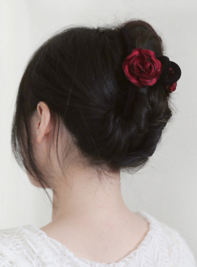 SUZEE原创 酒红色缎面玫瑰花抓夹发抓 订婚敬酒服发饰新年圣诞