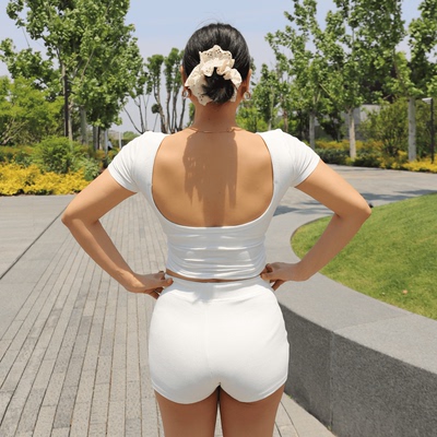 Reynact露背带胸垫防震短袖