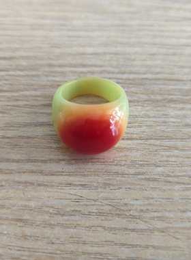 中东蜜蜡苹果绿丝蜡一点红戒指时尚饰品