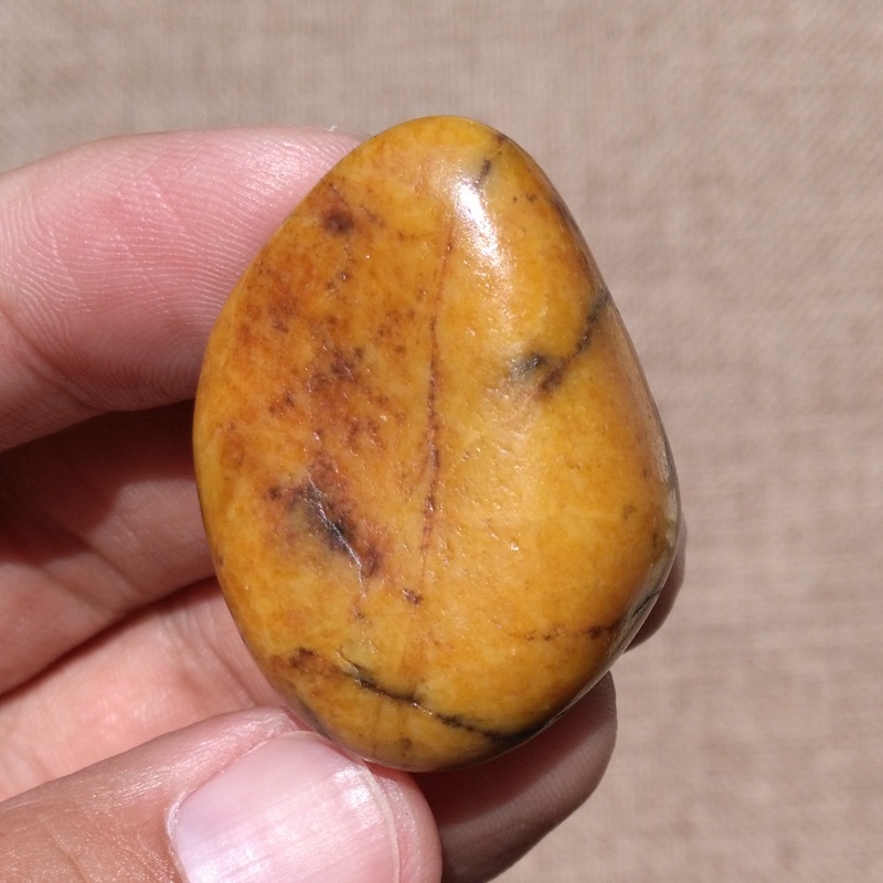 新疆和田玉黄沁籽料原石吊坠