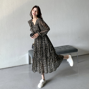 法式复古碎花连衣裙女2025春秋新款设计感小众气质显瘦V领长裙子图片