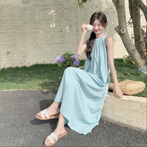 无袖连衣裙女夏季2025新款海边度假长裙设计感褶皱极简夏款连身裙图片
