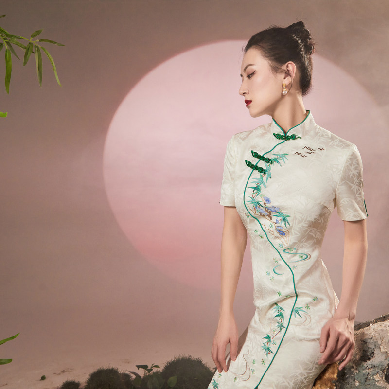 magicq竹溪珍珠白重工竹纹刺绣立领盘扣曲门襟钉珠亮片侧开衩旗袍