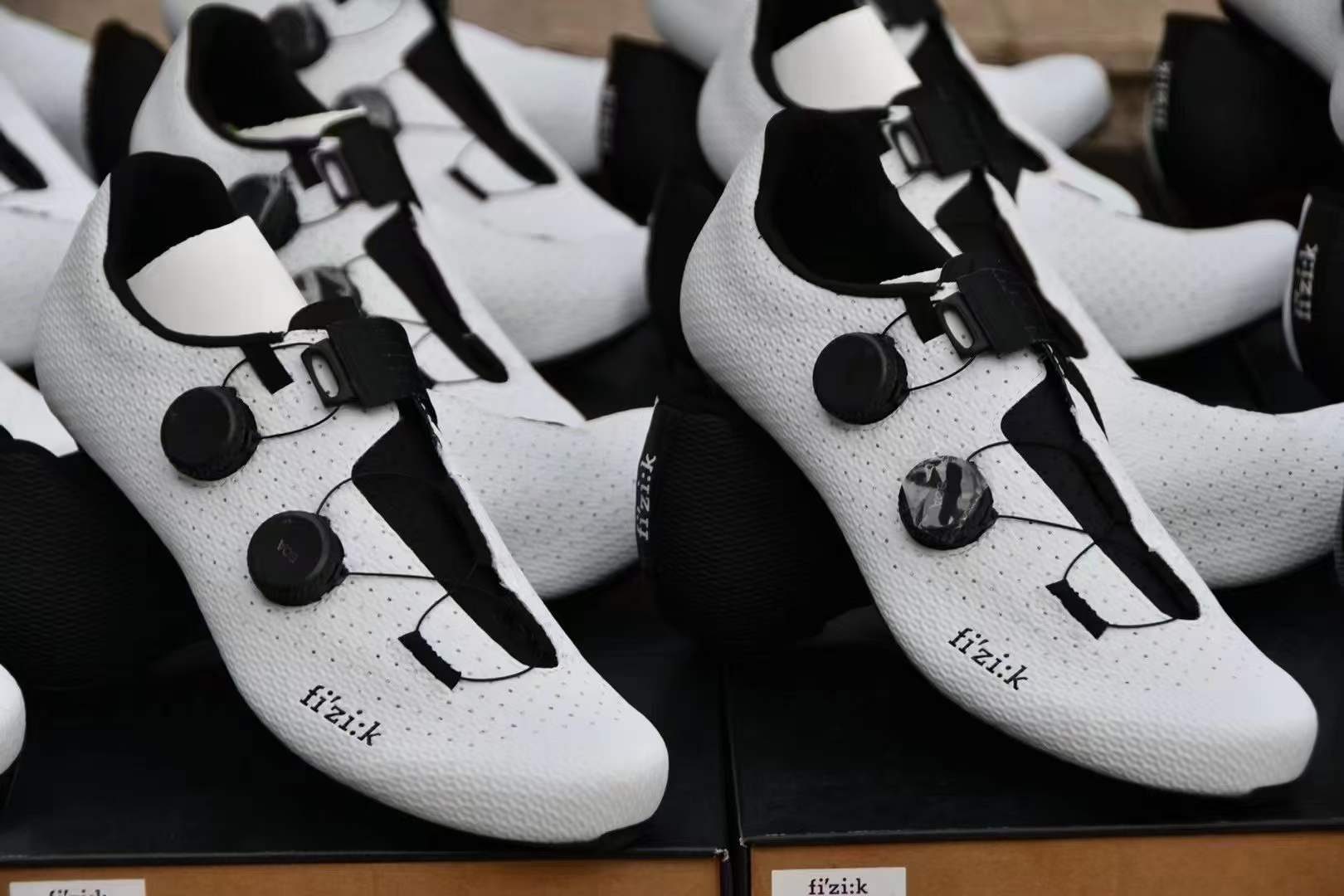Fizik飞贼R1公路自行车锁鞋足弓可以调节10K碳纤维鞋底款骑行