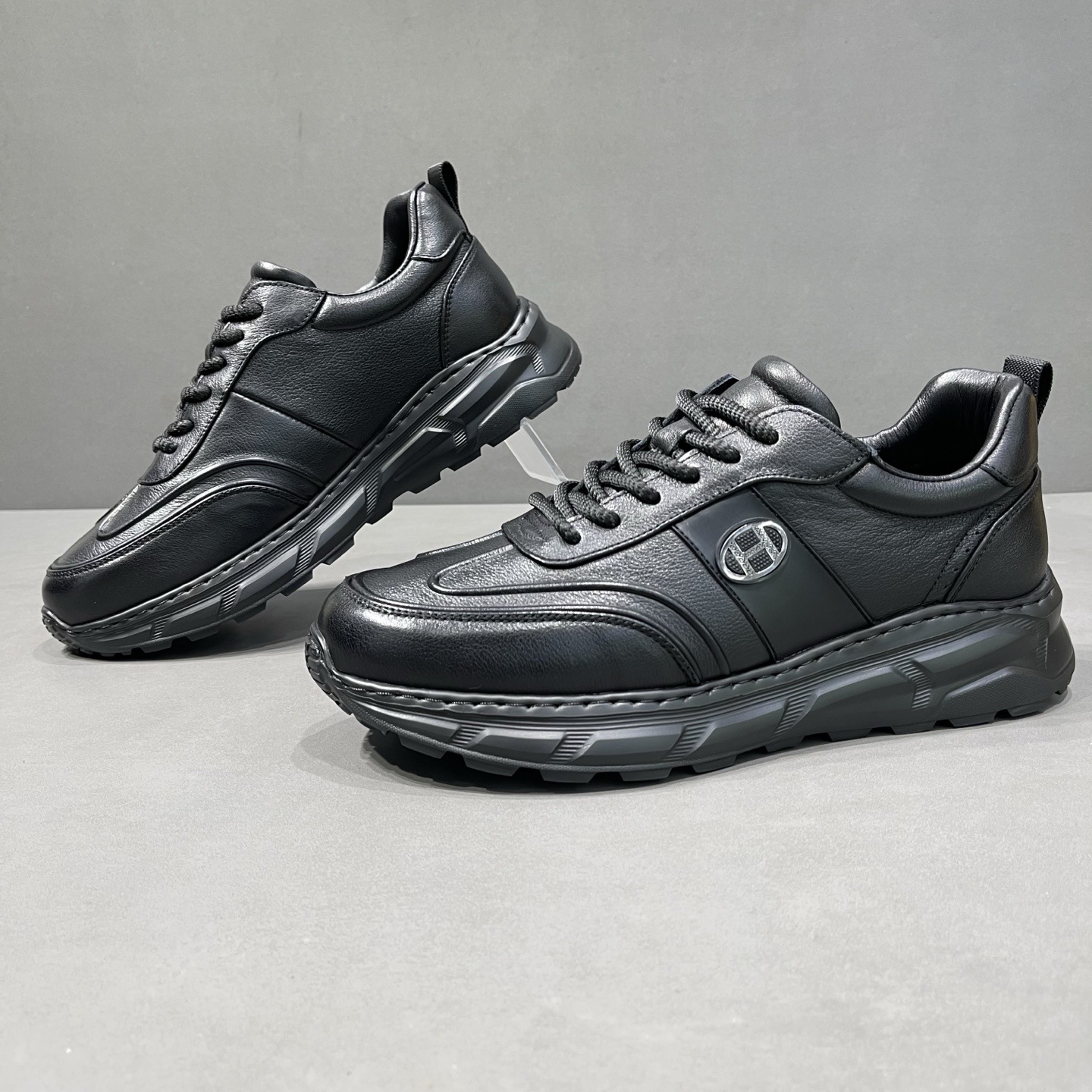 男士休闲皮鞋2025秋冬季新款真皮加棉板鞋厚底轻便全黑色运动鞋子