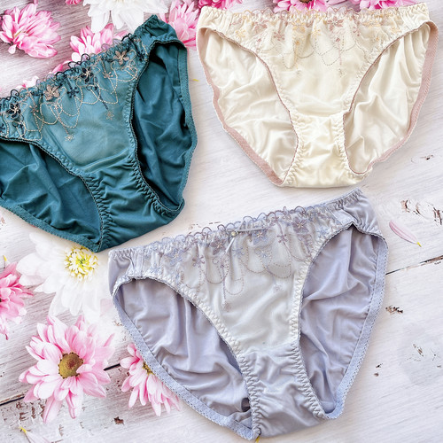重工刺绣牛奶丝典雅女士三角内裤