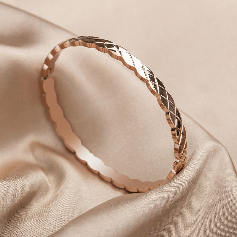 苏瑞瑞时尚细版菱形手镯椭圆开口钛钢麻花手环轻奢复古简约饰品女