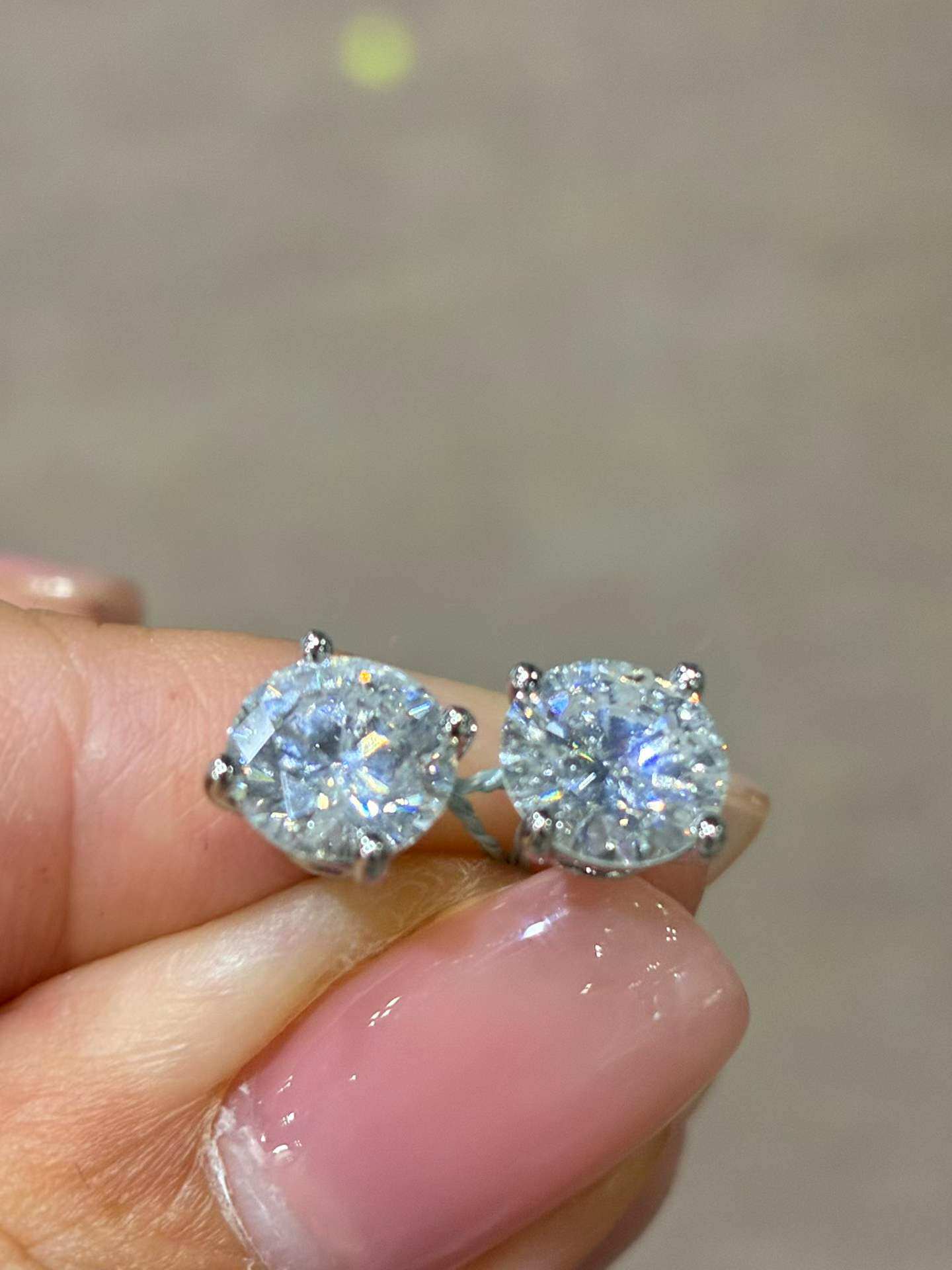 2万多超级大漏2.6克拉一对天然钻石耳钉H色白亮闪单颗1.3克拉左右