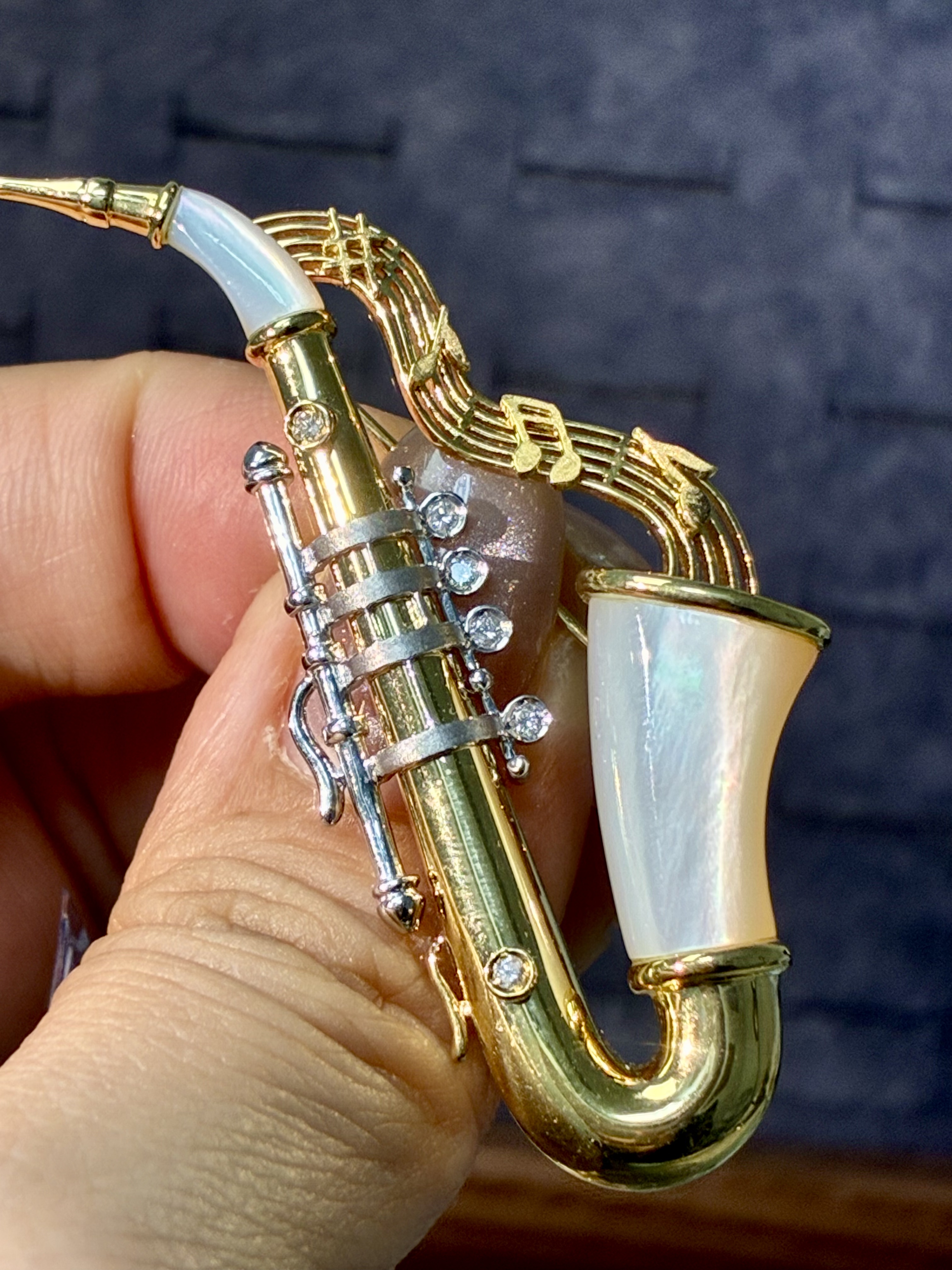 1万多亏本卖 萨克斯胸针12.8克重工18K黄金白金钻石胸针钻石镶嵌