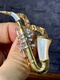 1万多亏本卖 萨克斯胸针12.8克重工18K黄金白金钻石胸针钻石镶嵌
