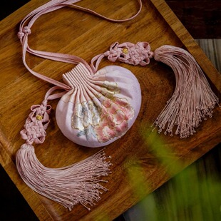 灰粉系牡丹手绣荷包 手工刺绣中号款 传统绳结配回笼须礼物送老外