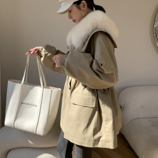 派克服羽绒服女2023年新款娃娃领狐狸毛领白鸭绒中长款宽松外套