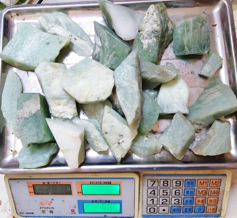 亏甩 新疆岫玉蓝冰天青冻原石边角料小料5.7斤