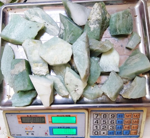 亏甩 新疆岫玉蓝冰天青冻原石边角料小料5.7斤