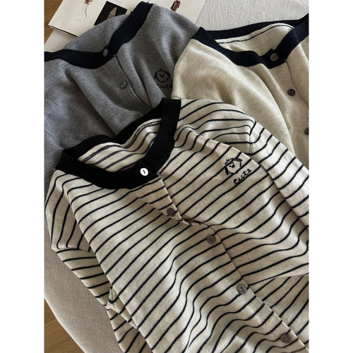 秋冬季新款小胖狗绣花针织开衫女