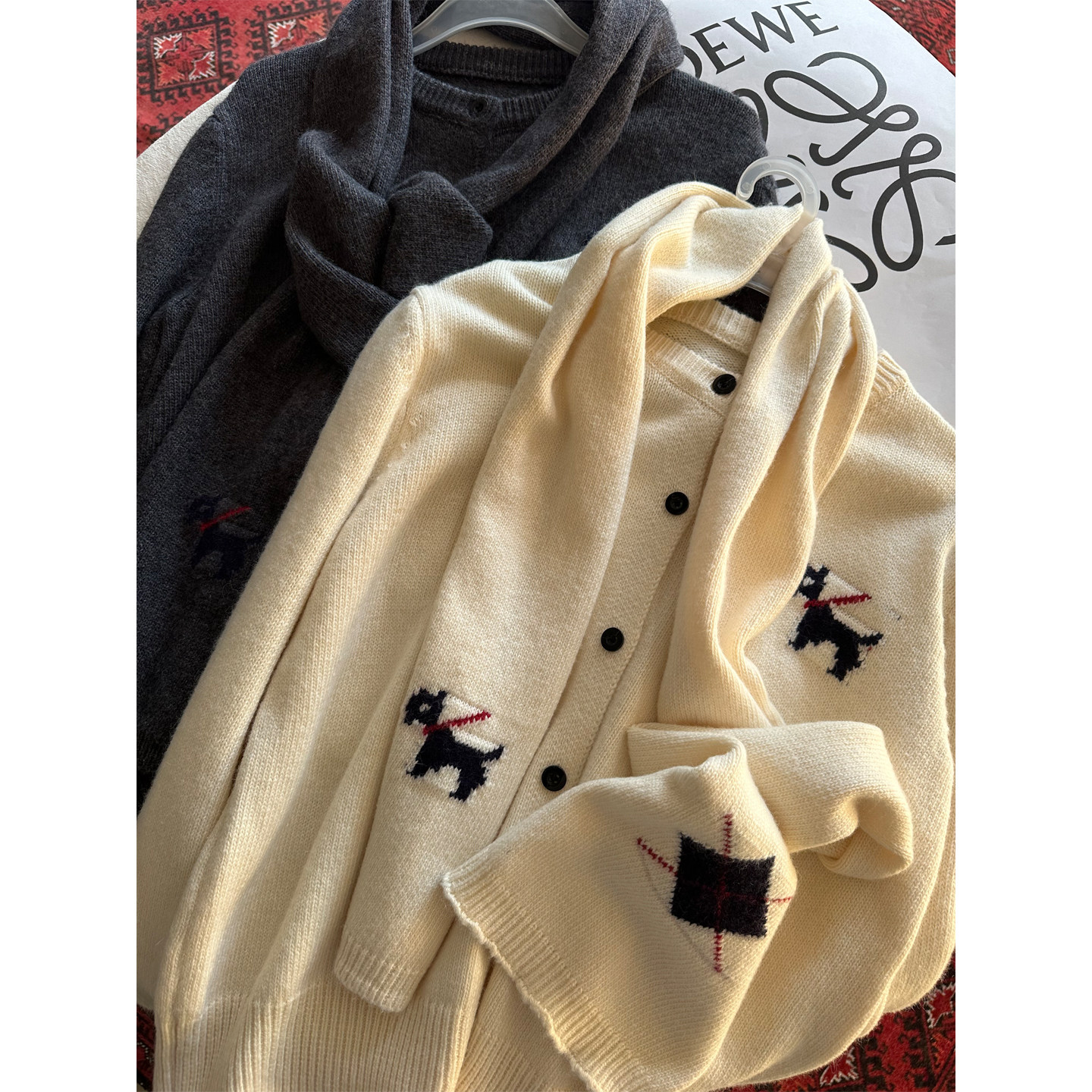 韩系氛围感绵羊毛针织外套女春装减龄卡通提花设计围巾两件套上衣,女装/女士精品,毛针织衫,淘宝优惠券,粉丝福利购,淘宝优惠卷