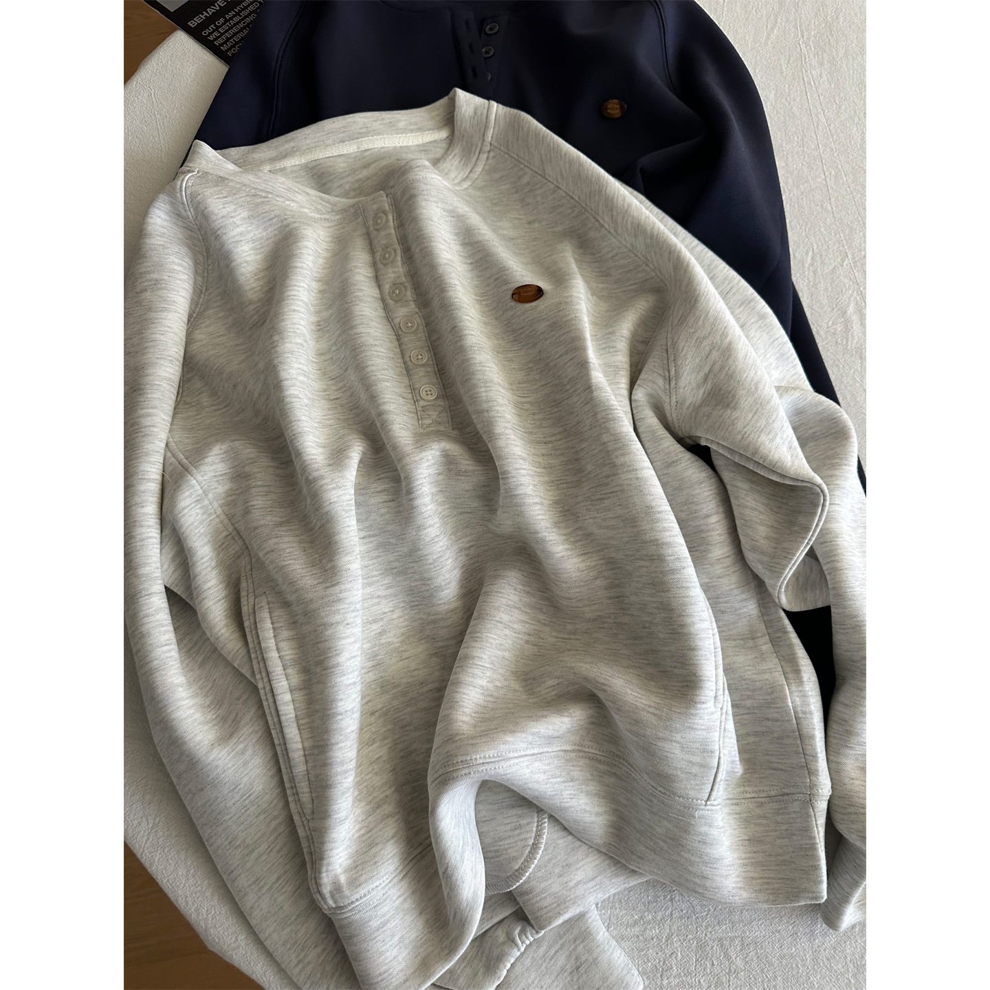 门襟纽扣设计套头空气棉卫衣女