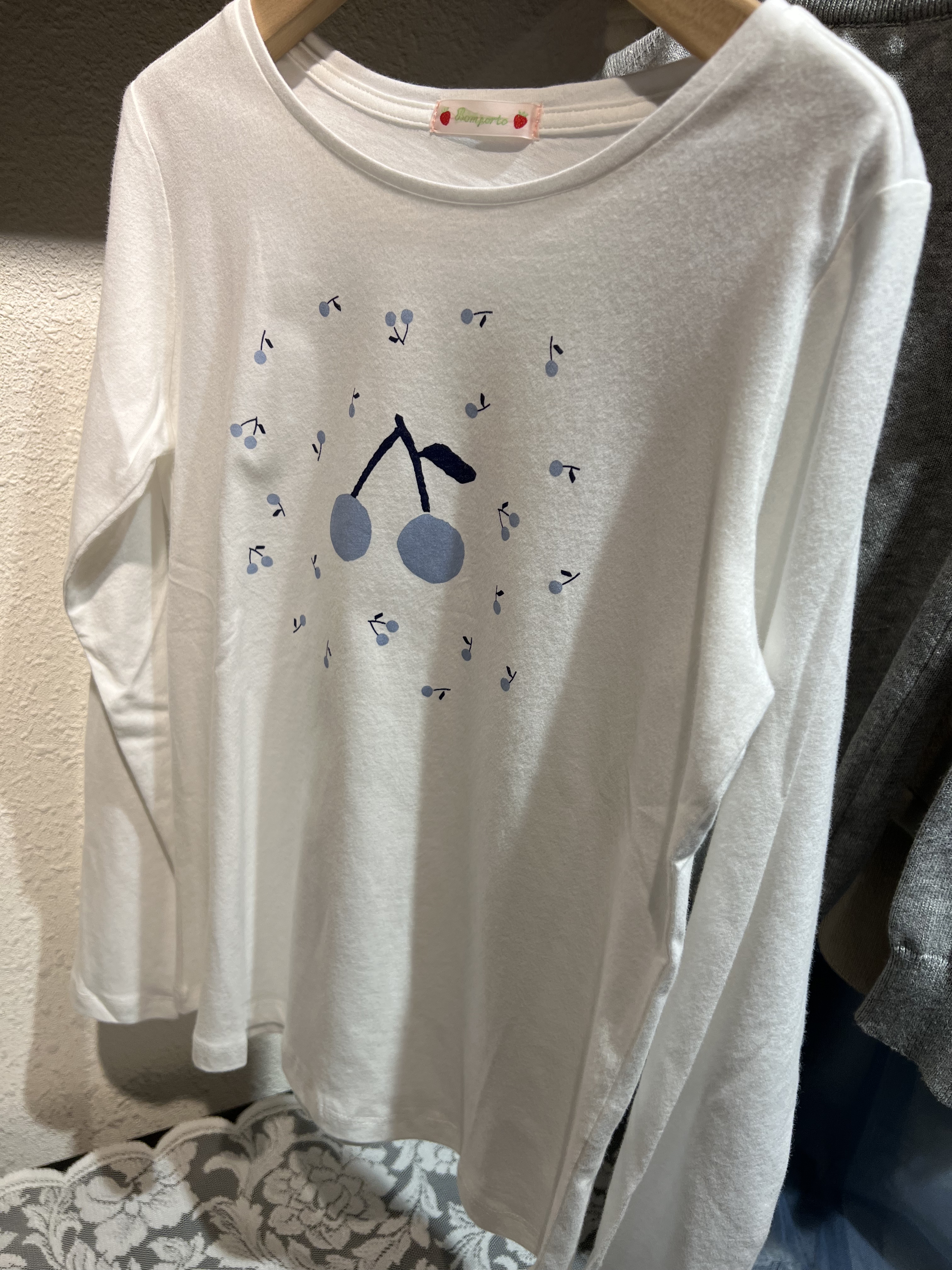 定制女童纯棉樱桃印花纯棉长袖白色T恤新品童装柔软圆领打底衫