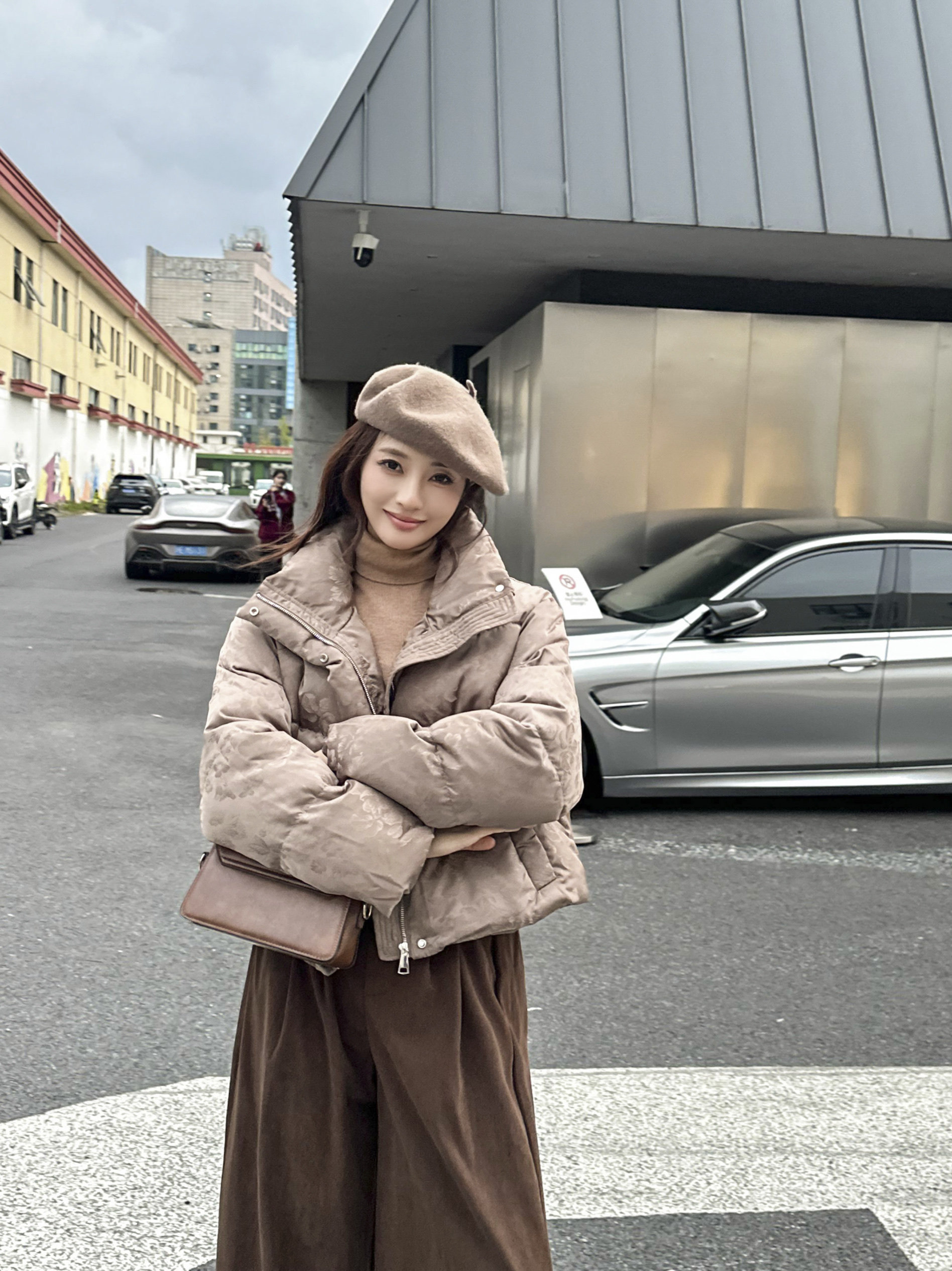 2025冬装新款女装短款立领修身羽绒服商场专柜正品保暖白鹅绒外套