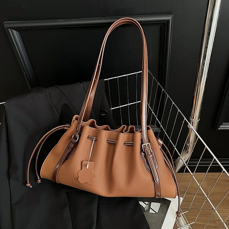 高级感慵懒风大容量腋下包包女小众百搭抽绳水桶包轻奢通勤单肩包