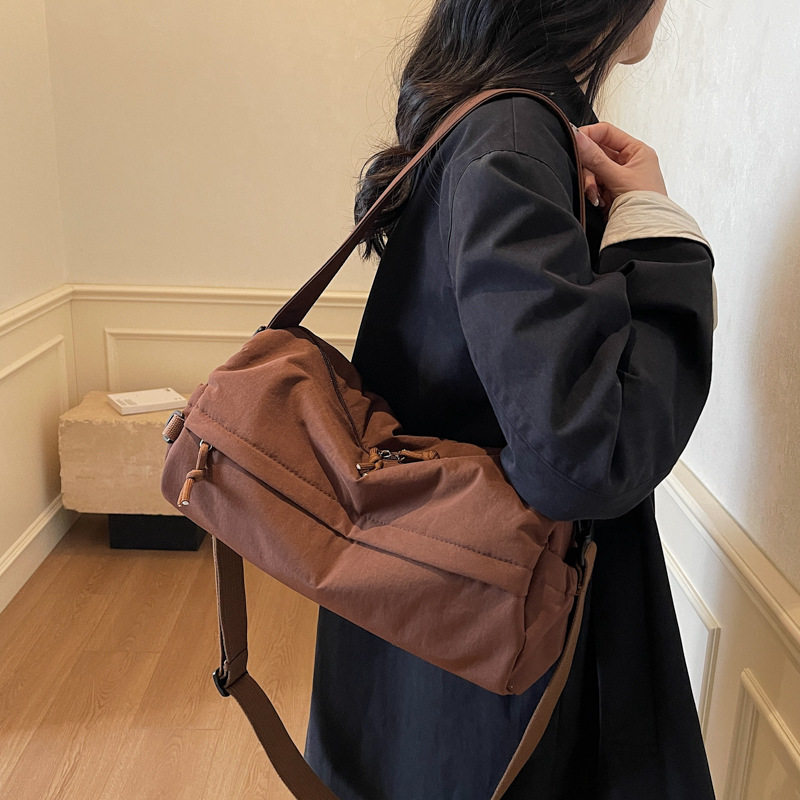 简约休闲斜挎包女2026新款纯色枕头包大容量通勤健身单肩包时尚潮